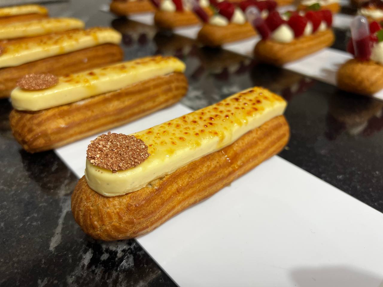 photo 5253679970603701621 y