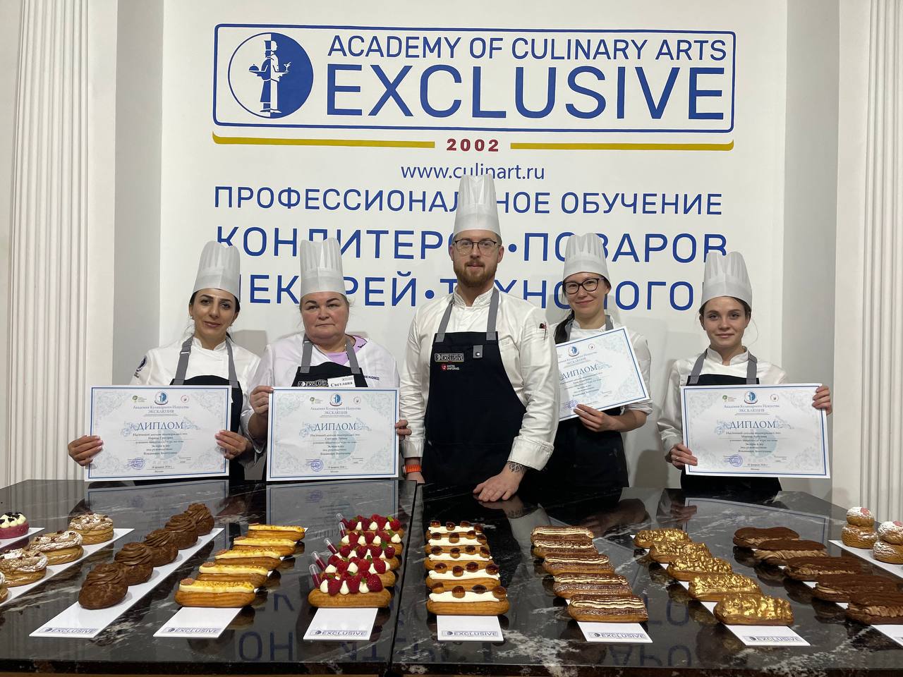 photo 5253679970603701625 y