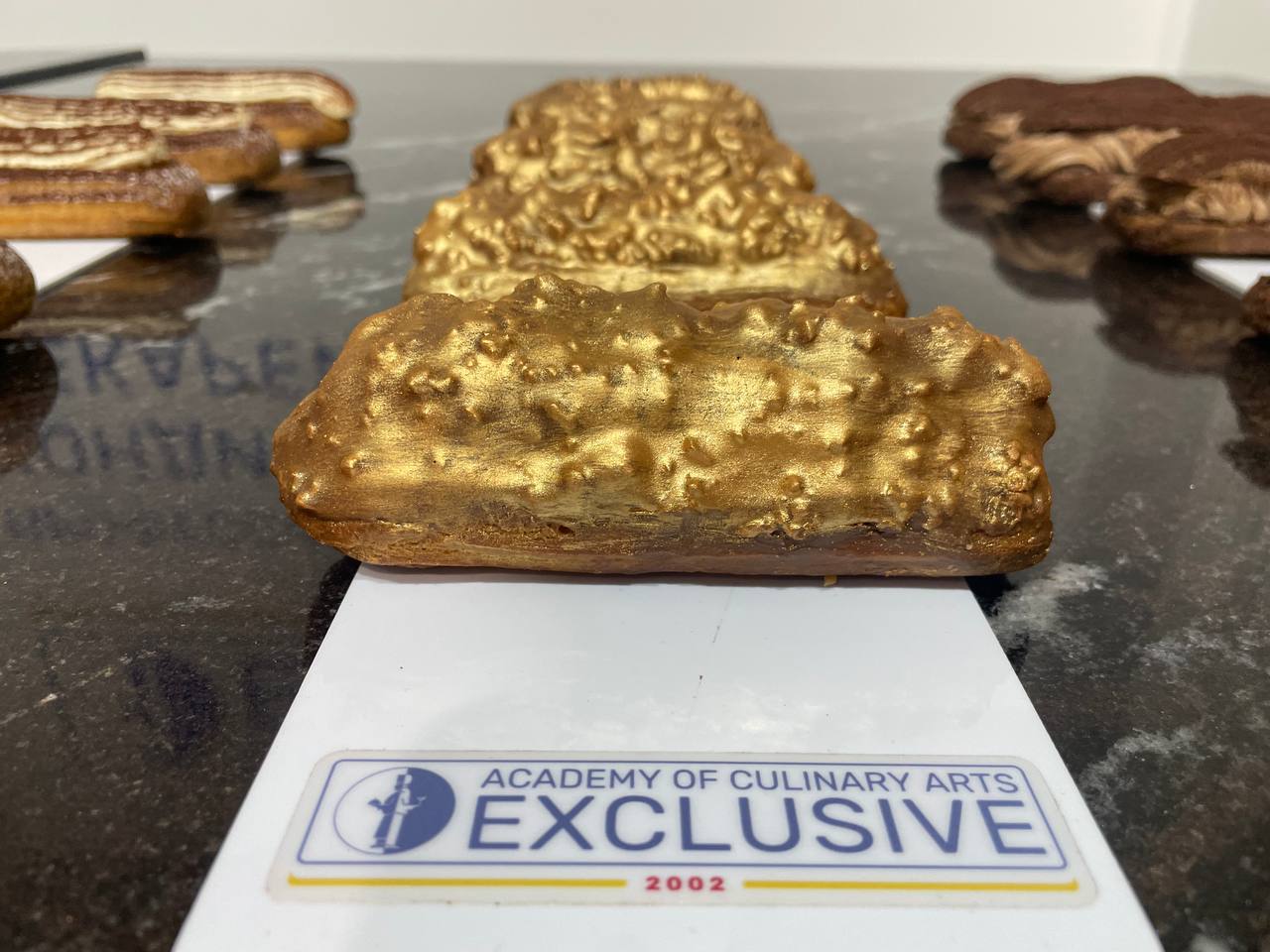 photo 5253679970603701626 y